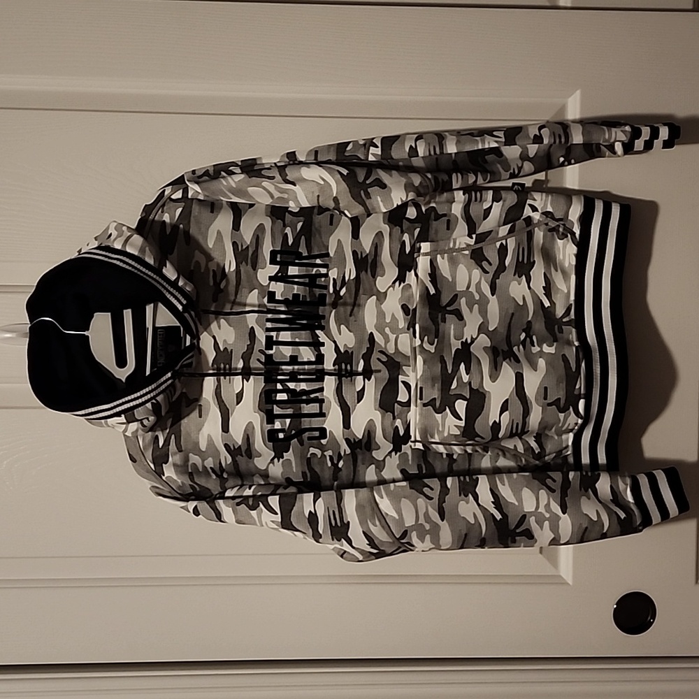ENCRYPTED men's STREETWEAR camo hoodie. Size small.